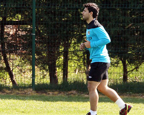 Sergio Aguero tập nhẹ một mình ở khu huấn luyện Carrington hôm thứ Tư. Sergio Aguero tập nhẹ một mình ở khu huấn luyện Carrington hôm thứ Tư.