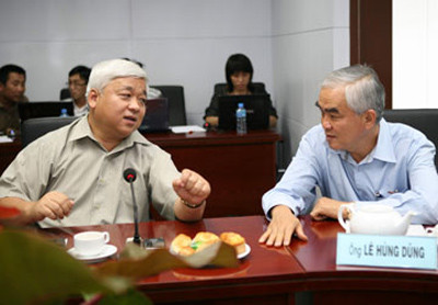 Theo ông Đức thì các thành viên trong HĐQT VPF đã ký ủy quyền cho ông Kiên (trái), còn việc ông Dũng (phải) phản đối là việc riêng của ông Dũng. Theo ông Đức thì các thành viên trong HĐQT VPF đã ký ủy quyền cho ông Kiên (trái), còn việc ông Dũng (phải) phản đối là việc riêng của ông Dũng.