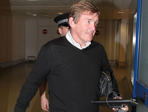 Kenny Dalglish rời Mỹ sau cuộc gặp với các ông chủ Liverpool. Kenny Dalglish rời Mỹ sau cuộc gặp với các ông chủ Liverpool.