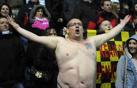 CĐV Blackburn khỏa thân thể hiện tình yêu và nỗi thất vọng. CĐV Blackburn khỏa thân thể hiện tình yêu và nỗi thất vọng.