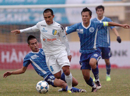 Eximbank của ông Lê Hùng Dũng dọa rút tài trợ cho giải ngoại hạng. Eximbank của ông Lê Hùng Dũng dọa rút tài trợ cho giải ngoại hạng.