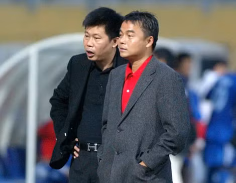 Ông Trần Tiến Đại (phải) xuất thân từ một cò cầu thủ trước khi được chủ tịch V. Ninh Bình Hoàng Mạnh Trường (trái) bổ nhiệm làm GĐĐH.