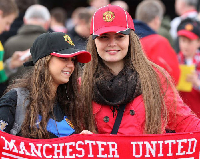 Các cổ động viên xinh đẹp của Man United. Các cổ động viên xinh đẹp của Man United.