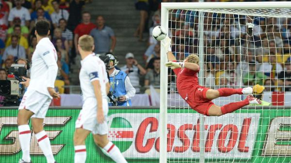 De Rossi sút bóng dội cột. De Rossi sút bóng dội cột.