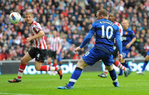 Rooney mở tỷ số sau cú đánh đầu.