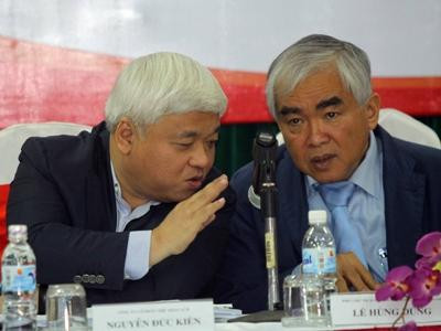 Ông Lê Hùng Dũng (phải) nhận định các ông bầu bóng đá đã "kiệt sức”. Ảnh: VSI