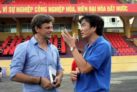 HLV Falko Goetz (trái) đòi VFF trả thêm các khoản phí khác. HLV Falko Goetz (trái) đòi VFF trả thêm các khoản phí khác.