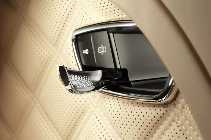 Bên trong nội thất xe, sự sang trọng được thể hiện ở những chi tiết như ghế da khâu họa tiết hình quả trám, bảng điều khiển trung tâm ốp gỗ và một số chi tiết được mạ crôm sáng bóng.