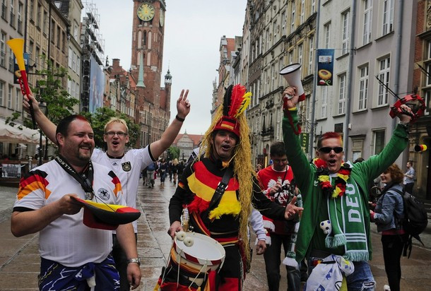 Sắc màu CĐV Đức, Hy Lạp.