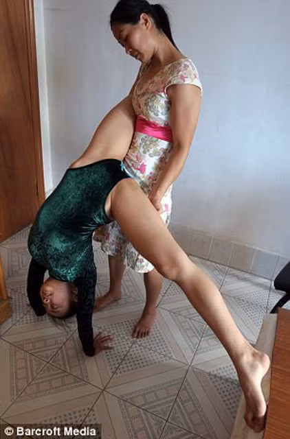 Các em nhỏ Trung Quốc tập luyện thể thao.