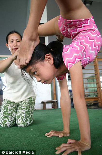 Các em nhỏ Trung Quốc tập luyện thể thao.