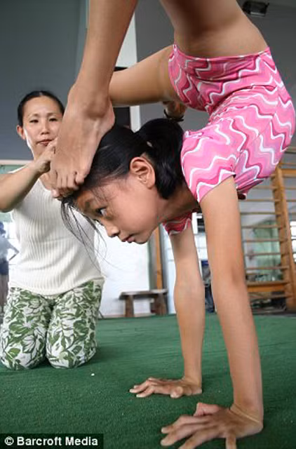 Các em nhỏ Trung Quốc tập luyện thể thao.