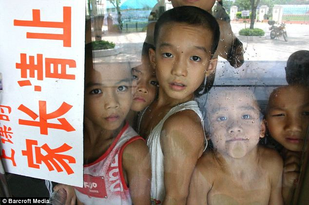 Sau giờ tập, các em đứng đợi cha mẹ đến đón về.