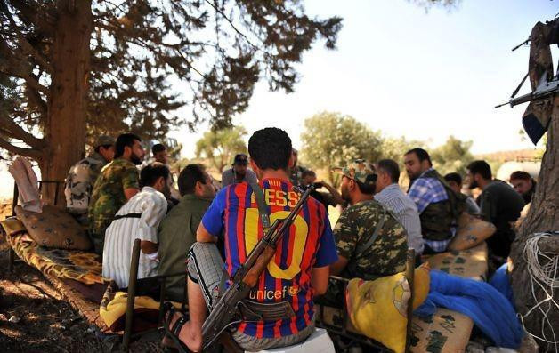 Tất nhiên đây không phải Messi “xịn” mà chỉ là một fan hâm mộ của tiền đạo người Argentina. Chàng trai trẻ này được điều động nhập ngũ và sẵn sàng chiến đấu trong bối cảnh Syria đang căng thẳng và chiến tranh có thể nổ ra bất kỳ lúc nào. Tất nhiên đây không phải Messi “xịn” mà chỉ là một fan hâm mộ của tiền đạo người Argentina. Chàng trai trẻ này được điều động nhập ngũ và sẵn sàng chiến đấu trong bối cảnh Syria đang căng thẳng và chiến tranh có thể nổ ra bất kỳ lúc nào.