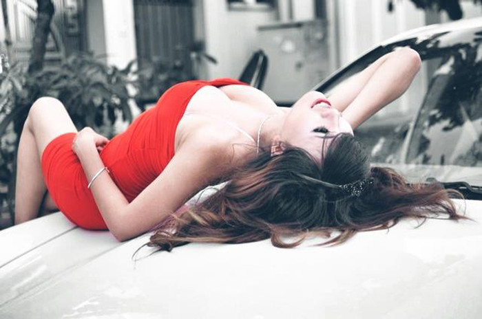 Mai Thỏ tuyệt đẹp bên xe Porsche Panamera S. Mai Thỏ tuyệt đẹp bên xe Porsche Panamera S.