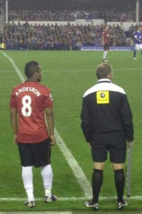 Tiền vệ Anderson bị đánh vần sai. Đó không phải sự cố duy nhất trong trận. Có một cầu thủ Everton mang áo không số và không tên chạy trên sân. MU thảm bại, Sir Alex đòi lại tiền mua Van Persie