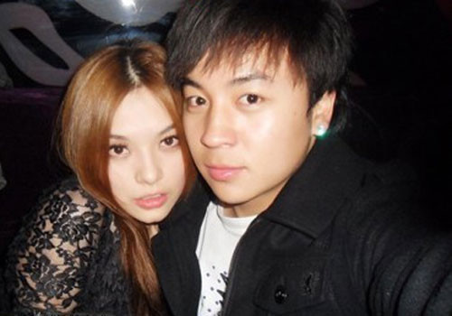 Ảnh Thích Tiểu Long tình tứ bên hotgirl Vương Nhược Y (hay Royi). Ảnh Thích Tiểu Long tình tứ bên hotgirl Vương Nhược Y (hay Royi).