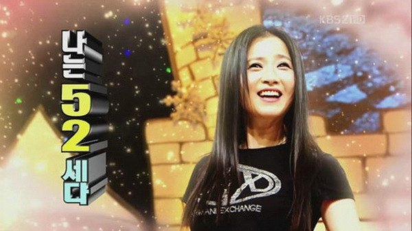 3. Bà mẹ 52 tuổi trẻ cực đẹp: Trong chương trình "Korean Talk Show Hello" của kênh KBS2 phát sóng thời gian gần đây, khán giả Hàn Quốc đã rất bất ngờ về người phụ nữ 52 tuổi sở hữu vẻ đẹp trẻ trung hiếm có. Mặc dù đã có tới hai người con gái, trong đó cô con gái lớn đã 26 tuổi nhưng trông người mẹ 52 tuổi này chỉ giống như một người chị hơn ít tuổi. 3. Bà mẹ 52 tuổi trẻ cực đẹp: Trong chương trình "Korean Talk Show Hello" của kênh KBS2 phát sóng thời gian gần đây, khán giả Hàn Quốc đã rất bất ngờ về người phụ nữ 52 tuổi sở hữu vẻ đẹp trẻ trung hiếm có. Mặc dù đã có tới hai người con gái, trong đó cô con gái lớn đã 26 tuổi nhưng trông người mẹ 52 tuổi này chỉ giống như một người chị hơn ít tuổi.