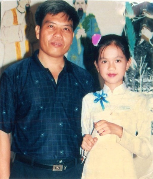 Nụ cười tươi,ăn ảnh chính là điểm sáng trên khuôn mặt cô. Nụ cười tươi,ăn ảnh chính là điểm sáng trên khuôn mặt cô.