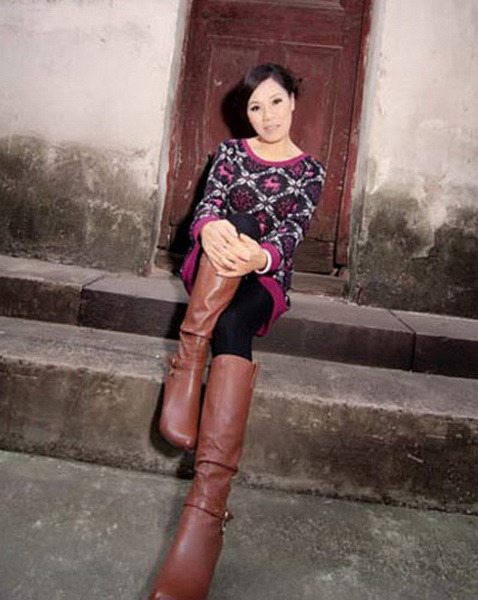 Bí quyết trẻ lâu của bà Mã là: không sợ nếp nhăn, cười mỗi ngày, thực phẩm ăn hàng ngày đa dạng màu sắc. Mỗi sáng bà ăn 1 thìa vừng đen rang, uống 1 cốc đậu nành, trong ngày bà còn ăn 1 quả táo, 1 củ cà rốt và rau xanh. Bí quyết trẻ lâu của bà Mã là: không sợ nếp nhăn, cười mỗi ngày, thực phẩm ăn hàng ngày đa dạng màu sắc. Mỗi sáng bà ăn 1 thìa vừng đen rang, uống 1 cốc đậu nành, trong ngày bà còn ăn 1 quả táo, 1 củ cà rốt và rau xanh.