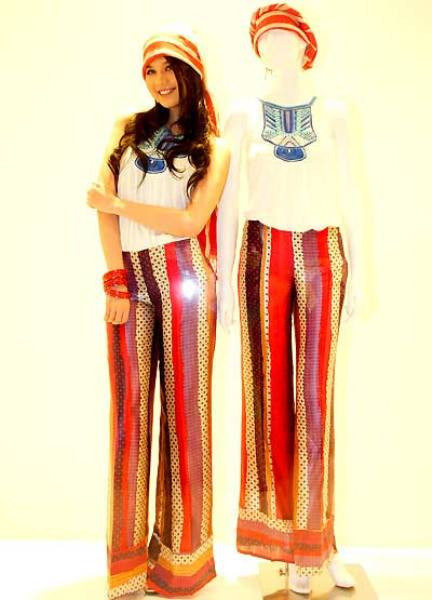 Cô còn làm người mẫu quảng cáo cho một số cửa hàng. Cô còn làm người mẫu quảng cáo cho một số cửa hàng.