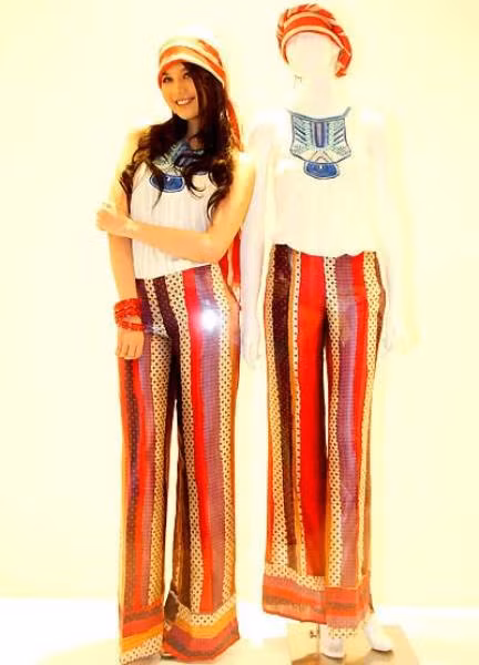 Cô còn làm người mẫu quảng cáo cho một số cửa hàng. Cô còn làm người mẫu quảng cáo cho một số cửa hàng.