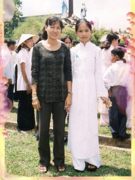 Tuy dáng vẻ hơi gầy, nhưng những nét trên khuôn mặt non nớt đã báo hiệu khi trưởng thành ắt hẳn là một cô gái xinh đẹp. Tuy dáng vẻ hơi gầy, nhưng những nét trên khuôn mặt non nớt đã báo hiệu khi trưởng thành ắt hẳn là một cô gái xinh đẹp.