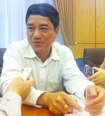 Ông Lê Hồng Sơn - Cục trưởng Cục KTVBQPPL đã chính thức có thông báo đề nghị Bộ trưởng Hoàng Tuấn Anh chỉ đạo cục NTBD rút công văn số 131 trước đó gửi Sở văn hóa các tỉnh đề nghị “tạm dừng cho phép” Hoa hậu Diễm Hương biểu diễn. Ảnh: Ngọc Quang. Ông Lê Hồng Sơn - Cục trưởng Cục KTVBQPPL đã chính thức có thông báo đề nghị Bộ trưởng Hoàng Tuấn Anh chỉ đạo cục NTBD rút công văn số 131 trước đó gửi Sở văn hóa các tỉnh đề nghị “tạm dừng cho phép” Hoa hậu Diễm Hương biểu diễn. Ảnh: Ngọc Quang.