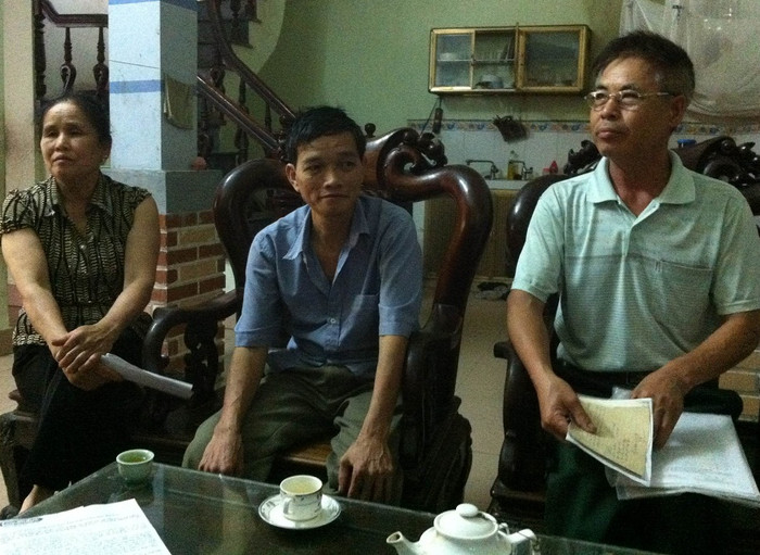 Gia đình bà Chu Thị Thao, ông Nguyễn Hữu Cường và ông Nguyễn Khắc Tiếp đều bị thu hồi trên 30% diện tích đất nông nghiệp nhưng chính quyền không áp dụng đền bù theo khoản 4 Điều 4 Nghị định 17 của Chính phủ.