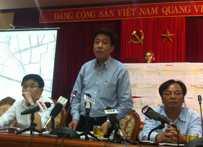 Ông Dương Đức Tuấn - Phó giám đốc phụ trách Sở Quy hoạch - Kiến trúc Hà Nội báo cáo vụ việc đường Trường Chinh đang "thẳng thành cong" tại Thành ủy Hà Nội chiều 8/4. Ảnh Ngọc Quang. Ông Dương Đức Tuấn - Phó giám đốc phụ trách Sở Quy hoạch - Kiến trúc Hà Nội báo cáo vụ việc đường Trường Chinh đang "thẳng thành cong" tại Thành ủy Hà Nội chiều 8/4. Ảnh Ngọc Quang.