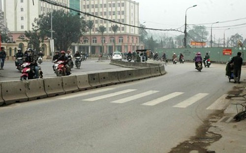 Nhiều ý kiến cho rằng, đường bị nắn cong là để né nhà quan chức. Nhiều ý kiến cho rằng, đường bị nắn cong là để né nhà quan chức.