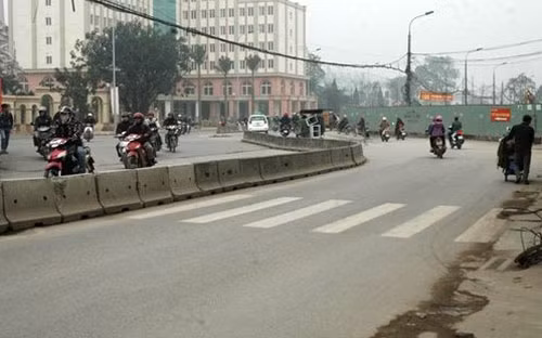 Nhiều ý kiến cho rằng, đường bị nắn cong là để né nhà quan chức.