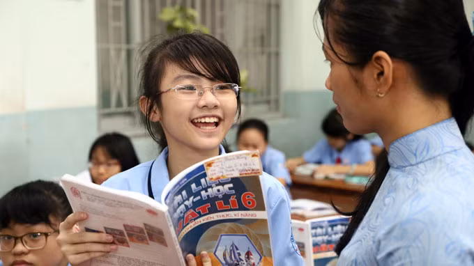 Nhiều câu hỏi đặt ra xoay quanh tính khả thi của đề án đổi mới SGK tại Thường vụ Quốc hội sáng nay. Ảnh TTO