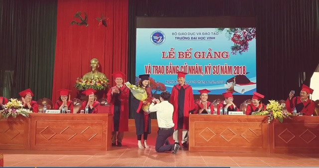 Phó Bí thư đoàn Trường đại học Vinh quỳ gối cầu hôn nữ sinh ngay trong lễ bế giảng (Ảnh cắt từ Clip). Phó Bí thư đoàn Trường đại học Vinh quỳ gối cầu hôn nữ sinh ngay trong lễ bế giảng (Ảnh cắt từ Clip).