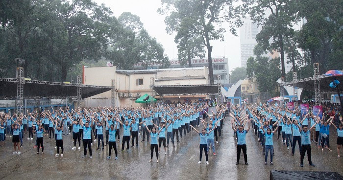 Gần 1.000 nghìn cán bộ nhân viên VietinBank đã hào hứng “đội mưa” nhảy Flashmob. Gần 1.000 nghìn cán bộ nhân viên VietinBank đã hào hứng “đội mưa” nhảy Flashmob.