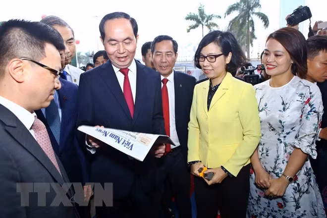 Chủ tịch nước Trần Đại Quang thăm gian trưng bày các ấn phẩm của TTXVN tại Hội báo Toàn quốc năm 2018. (Ảnh: Minh Quyết/TTXVN)