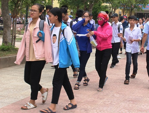 Nhiều thí sinh kêu khó ở phần Làm Văn vì phải dựa vào phần đọc – hiểu. (Ảnh: Thủy Phan) Nhiều thí sinh kêu khó ở phần Làm Văn vì phải dựa vào phần đọc – hiểu. (Ảnh: Thủy Phan)