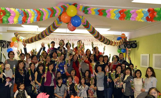 Không phụ thuộc vào lứa tuổi, mỗi cháu đều được tặng hoa (Ảnh: tác giả cung cấp). Không phụ thuộc vào lứa tuổi, mỗi cháu đều được tặng hoa (Ảnh: tác giả cung cấp).