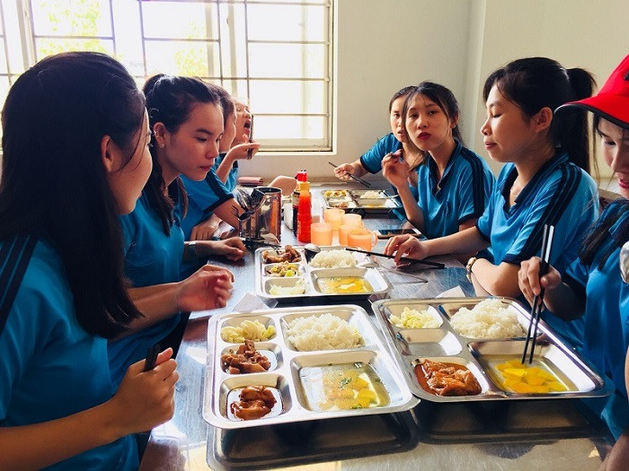 Những bữa ăn miễn phí được cung cấp cho các em học sinh (Ảnh: tác giả cung cấp). Những bữa ăn miễn phí được cung cấp cho các em học sinh (Ảnh: tác giả cung cấp).