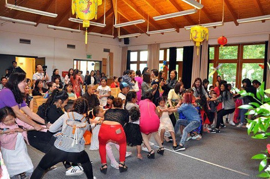 Trò chơi kéo co của mẹ và con (Ảnh: tác giả cung cấp). Trò chơi kéo co của mẹ và con (Ảnh: tác giả cung cấp).