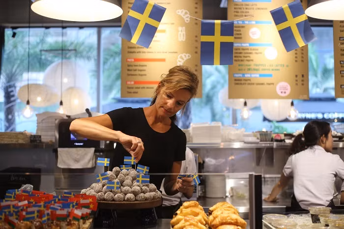 Các loại bánh ngọt được làm trực tiếp tại cửa hàng.