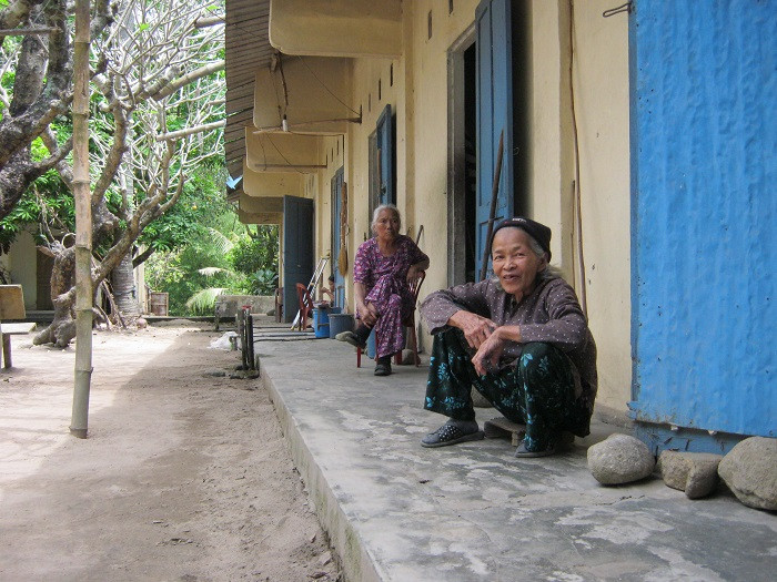 Những người từng là bệnh nhân phong được chữa khỏi và ở lại với làng phong Quy Hòa. Những người từng là bệnh nhân phong được chữa khỏi và ở lại với làng phong Quy Hòa.