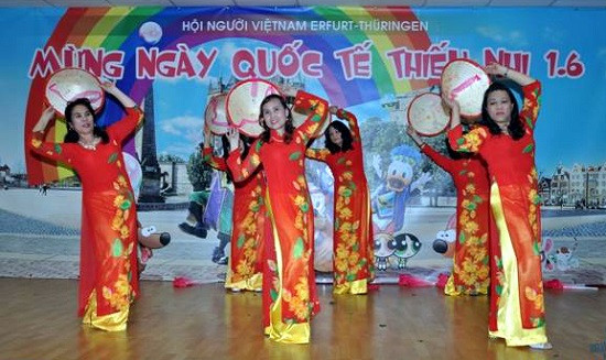 Điệu múa nón uyển chuyển của các bà mẹ chào mừng ngày 1/6 (Ảnh: tác giả cung cấp). Điệu múa nón uyển chuyển của các bà mẹ chào mừng ngày 1/6 (Ảnh: tác giả cung cấp).