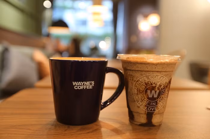 Ly cà phê tại Wayne’s Coffee.