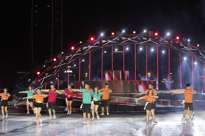 Màn flashmob của trường Duy Tân. Màn flashmob của trường Duy Tân.