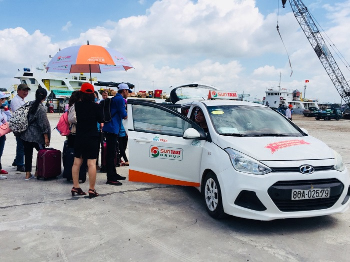 Hãng Sun taxi đã hỗ trợ miễn phí tất cả các chuyến xe đưa học sinh (Ảnh: tác giả cung cấp). Hãng Sun taxi đã hỗ trợ miễn phí tất cả các chuyến xe đưa học sinh (Ảnh: tác giả cung cấp).