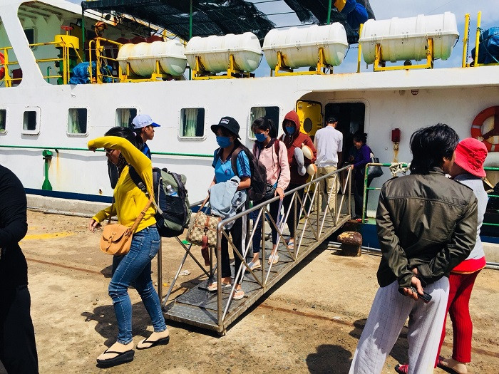 Các em học sinh di chuyển từ tàu lên đất liền (Ảnh: tác giả cung cấp). Các em học sinh di chuyển từ tàu lên đất liền (Ảnh: tác giả cung cấp).