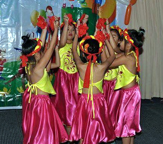 Điệu múa uyển chuyển của các cháu đã nhận được tràng vỗ tay rất dài của khán giả (Ảnh: tác giả cung cấp). Điệu múa uyển chuyển của các cháu đã nhận được tràng vỗ tay rất dài của khán giả (Ảnh: tác giả cung cấp).