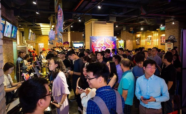 Không chỉ mang lại không gian mua sắm với nhiều ưu đãi, đại tiệc Sale xuyên màn đêm tại Vincom còn hấp dẫn với sự tham gia của các gian hàng ẩm thực, rạp chiếu phim… Không chỉ mang lại không gian mua sắm với nhiều ưu đãi, đại tiệc Sale xuyên màn đêm tại Vincom còn hấp dẫn với sự tham gia của các gian hàng ẩm thực, rạp chiếu phim…