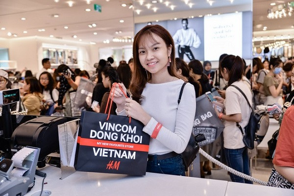 Các hoạt động Sale do Vincom tổ chức luôn thu hút được sự quan tâm của khách hàng bởi số lượng thương hiệu và sản phẩm tham gia đa dạng cùng những chương trình khuyến mãi hấp dẫn. Các hoạt động Sale do Vincom tổ chức luôn thu hút được sự quan tâm của khách hàng bởi số lượng thương hiệu và sản phẩm tham gia đa dạng cùng những chương trình khuyến mãi hấp dẫn.